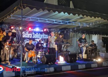 Insan Musik Pacitan (Sampan) dan BiLi Production tampil dalam konser amal Pacitan Peduli di Alun-Alun Pacitan, Sabtu, 6 Desember 2025. (Foto: Pacitan Peduli for Berita Pacitan)