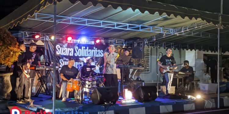 Insan Musik Pacitan (Sampan) dan BiLi Production tampil dalam konser amal Pacitan Peduli di Alun-Alun Pacitan, Sabtu, 6 Desember 2025. (Foto: Pacitan Peduli for Berita Pacitan)