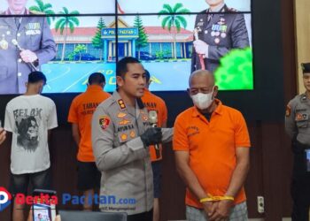 AKBP Ayub Diponegoro Azhar, Kapolres Pacitan, saat memaparkan perkembangan perkara cek mahar Rp3 miliar yang tidak sah, dengan tersangka Tarman yang dihadirkan dalam konferensi pers di Mapolres Pacitan. (Foto: Sunardi/Berita Pacitan).