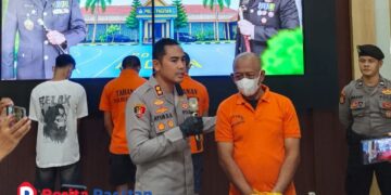 AKBP Ayub Diponegoro Azhar, Kapolres Pacitan, saat memaparkan perkembangan perkara cek mahar Rp3 miliar yang tidak sah, dengan tersangka Tarman yang dihadirkan dalam konferensi pers di Mapolres Pacitan. (Foto: Sunardi/Berita Pacitan).