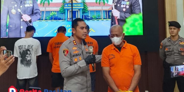 AKBP Ayub Diponegoro Azhar, Kapolres Pacitan, saat memaparkan perkembangan perkara cek mahar Rp3 miliar yang tidak sah, dengan tersangka Tarman yang dihadirkan dalam konferensi pers di Mapolres Pacitan. (Foto: Sunardi/Berita Pacitan).