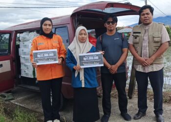 Para relawan di Sumatra Barat melakukan serah terima simbolis bantuan donasi dari masyarakat Pacitan senilai Rp11 juta, Jumat, 12 Desember 2025. Bantuan tersebut selanjutnya didistribusikan ke sejumlah titik terdampak banjir bandang. (Foto: Dok. Pacitan Peduli)