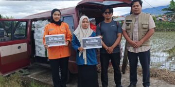Para relawan di Sumatra Barat melakukan serah terima simbolis bantuan donasi dari masyarakat Pacitan senilai Rp11 juta, Jumat, 12 Desember 2025. Bantuan tersebut selanjutnya didistribusikan ke sejumlah titik terdampak banjir bandang. (Foto: Dok. Pacitan Peduli)