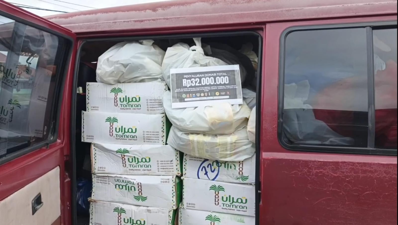 Sejumlah bantuan logistik dari penyaluran donasi Rp32 juta hasil aksi solidaritas pemuda Pacitan tampak diangkut menggunakan kendaraan sebelum didistribusikan ke wilayah terdampak banjir, Jumat, 12 Desember 2025.(Foto: Dok. Pacitan Peduli for Berita Pacitan)