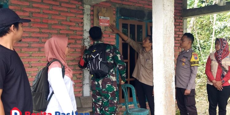 Kepala Desa Sidomulyo, Makrus Ali, saat mendampingi penempelan stiker penerima bantuan sosial di rumah warga, Senin, 15 Desember 2025. (Foto: Dok. Pemdes Sidomulyo For Berita Pacitan).