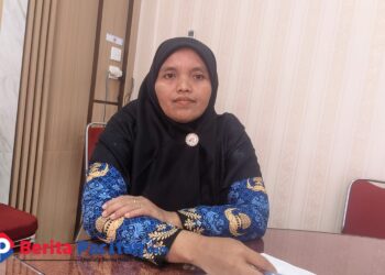 Nunuk Irawati, Kepala Bidang Kesehatan Masyarakat Dinas Kesehatan Pacitan, saat ditemui di ruang kerjanya membahas capaian target zero kematian ibu dan bayi tahun 2025. (Foto: Sunardi/Berita Pacitan).