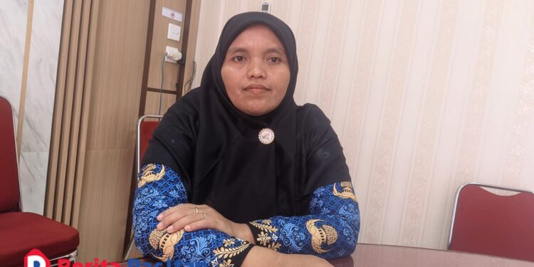 Nunuk Irawati, Kepala Bidang Kesehatan Masyarakat Dinas Kesehatan Pacitan, saat ditemui di ruang kerjanya membahas capaian target zero kematian ibu dan bayi tahun 2025. (Foto: Sunardi/Berita Pacitan).