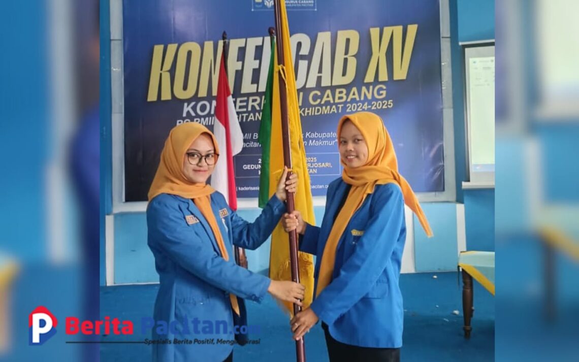 Dewi Maya Lutfiani (kanan) saat serah terima simbolis setelah terpilih menjadi nahkoda baru PC KOPRI PMII Pacitan pada Konfercab 15 di Gedung Aula Kantor Kecamatan Arjosari, Kamis (25/12/2025). (FOTO: Al Ahmadi)