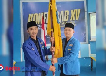 Sunardi (kanan) saat serah terima simbolis setelah terpilih menjadi nahkoda baru PC PMII Pacitan pada Konfercab 15 di Gedung Aula Kantor Kecamatan Arjosari, Kamis (25/12/2025). (FOTO: Al Ahmadi)