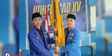 Sunardi (kanan) saat serah terima simbolis setelah terpilih menjadi nahkoda baru PC PMII Pacitan pada Konfercab 15 di Gedung Aula Kantor Kecamatan Arjosari, Kamis (25/12/2025). (FOTO: Al Ahmadi)