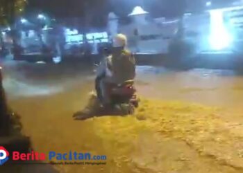 Genangan air kembali menutup ruas jalan di Kelurahan Baleharjo, Kecamatan Pacitan. Pengendara terpaksa melintas dengan ekstra hati-hati di tengah jalan licin dan air yang meluap usai hujan deras. Kondisi ini kerap terjadi dan dinilai membahayakan keselamatan pengguna jalan. (Foto : Sunardi Beritapacitan.com).