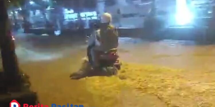Genangan air kembali menutup ruas jalan di Kelurahan Baleharjo, Kecamatan Pacitan. Pengendara terpaksa melintas dengan ekstra hati-hati di tengah jalan licin dan air yang meluap usai hujan deras. Kondisi ini kerap terjadi dan dinilai membahayakan keselamatan pengguna jalan. (Foto : Sunardi Beritapacitan.com).