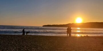 Suasana sore di Pantai Pancer Door Pacitan, saat langit senja berpadu dengan garis laut selatan. Pantai di pusat kota ini menjadi ruang favorit warga dan wisatawan untuk menikmati sunset sekaligus aktivitas pesisir. ( Foto : Istimewa For Beritapacitan.com)