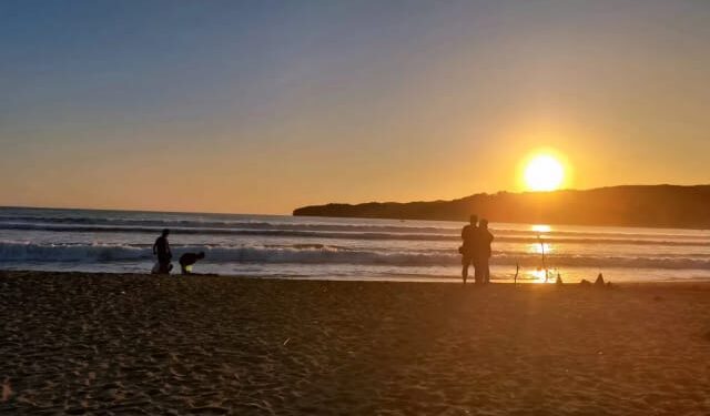 Suasana sore di Pantai Pancer Door Pacitan, saat langit senja berpadu dengan garis laut selatan. Pantai di pusat kota ini menjadi ruang favorit warga dan wisatawan untuk menikmati sunset sekaligus aktivitas pesisir. ( Foto : Istimewa For Beritapacitan.com)