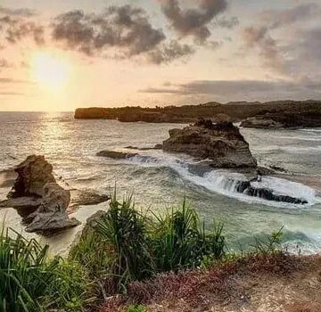 Keindahan Pantai Klayar Pacitan terlihat saat sore hari, ketika cahaya matahari menyinari pasir putih dan tebing karang megah. Ombak Samudra Hindia berpadu dengan lanskap alami, menjadikan Klayar sebagai salah satu ikon wisata pantai paling memikat di Pacitan. (Foto : Istimewa For Beritapacitan.com)