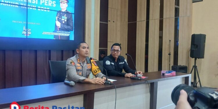 Ayub Diponegoro Azhar menyampaikan bahwa pelanggaran miras menjadi perhatian serius setelah angkanya melonjak hingga lebih dari lima kali lipat. (Foto : Sunardi Berita Pacitan).