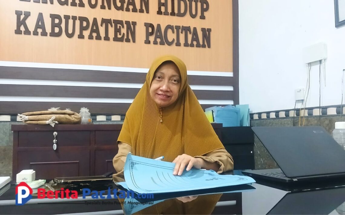 Kepala Dinas Lingkungan Hidup Kabupaten Pacitan, Cicik Rudhotul Jannah, saat diwawancarai terkait kondisi TPS 3R di Pacitan yang sebagian tidak beroperasi akibat persoalan tata kelola, lokasi, dan minimnya kesiapan desa dalam pengelolaan sampah berkelanjutan. (Foto : Sunardi/ Berita Pacitan).
