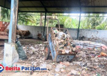 Bangunan TPS 3R Kebonagung tampak kosong tanpa aktivitas pengolahan. Mesin, ruang kerja, dan fasilitas yang dibangun dengan anggaran ratusan juta rupiah tidak difungsikan, menegaskan lemahnya perencanaan dan keberlanjutan program TPS 3R. (Foto : Sunardi/Berita Pacitan).