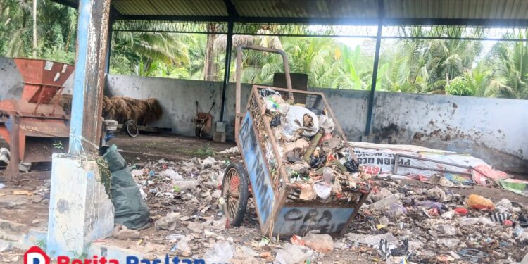 Bangunan TPS 3R Kebonagung tampak kosong tanpa aktivitas pengolahan. Mesin, ruang kerja, dan fasilitas yang dibangun dengan anggaran ratusan juta rupiah tidak difungsikan, menegaskan lemahnya perencanaan dan keberlanjutan program TPS 3R. (Foto : Sunardi/Berita Pacitan).