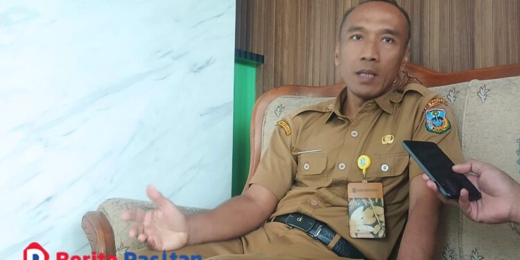 Kepala Dinas Ketahanan Pangan dan Pertanian Pacitan, Sugeng Santoso, saat memberikan keterangan terkait pendampingan petani muda dan peran kelompok tani, Selasa, 6 Januari 2026. (Foto: Sunardi/Berita Pacitan).