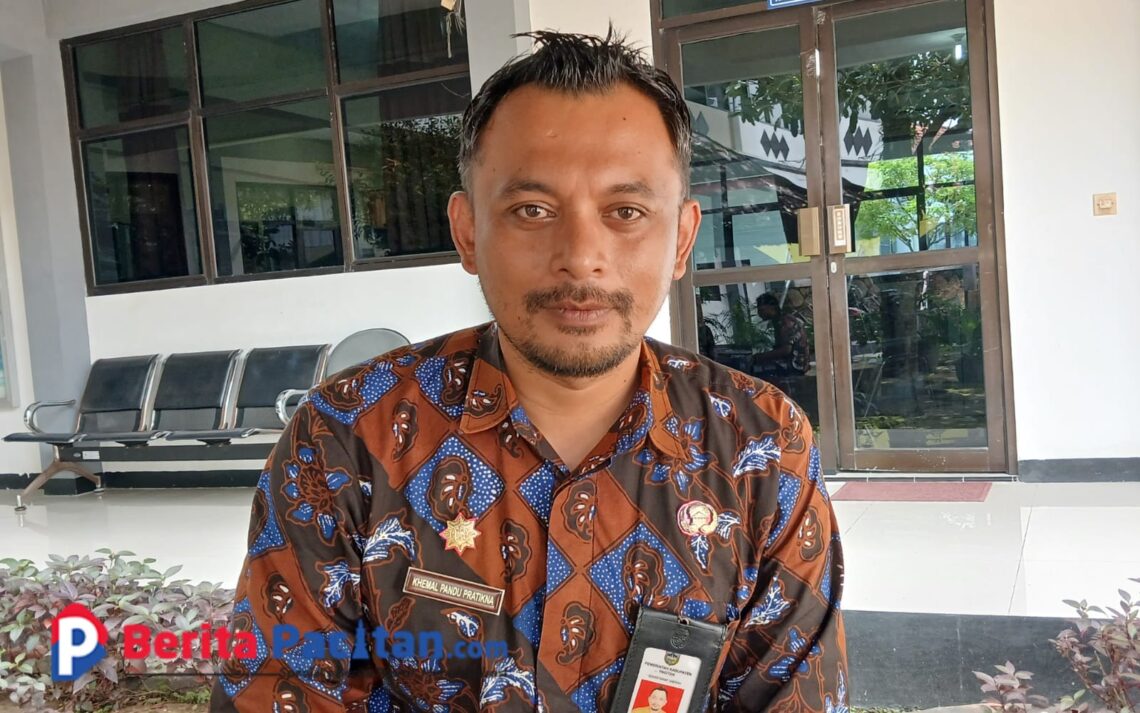 Kepala Dinas Pendidikan Kabupaten Pacitan, Khemal Pandu Pratikna, saat memberikan keterangan terkait kekosongan kepala sekolah di sejumlah SD dan SMP di Pacitan. (Foto : Sunardi/BeritaPacitan.com).