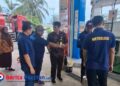 Petugas metrologi Disdagnaker Pacitan saat melakukan tera ulang dispenser BBM di salah satu SPBU, Senin, 12 Januari 2026. (Foto: Dok. Disdagnaker Pacitan for Berita Pacitan)