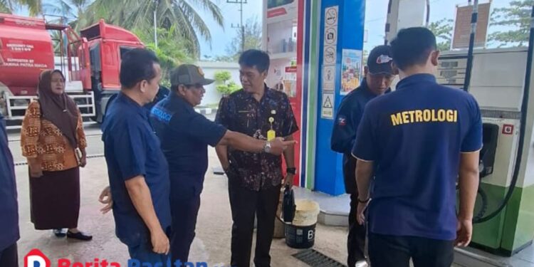 Petugas metrologi Disdagnaker Pacitan saat melakukan tera ulang dispenser BBM di salah satu SPBU, Senin, 12 Januari 2026. (Foto: Dok. Disdagnaker Pacitan for Berita Pacitan)