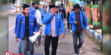 Membawa pengeras suara dan sejumlah dokumen kajian, kader PMII Pacitan mendatangi Kantor Dinas Lingkungan Hidup untuk melakukan audiensi langsung dengan jajaran pejabat terkait. (Foto : Dokumen PMII for Berufa Pacitan).