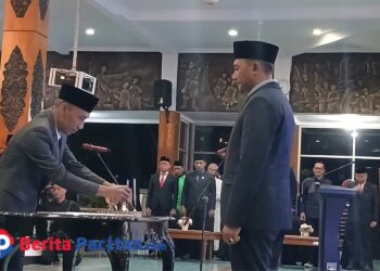 Bupati Pacitan Indrata Nur Bayuaji melantik dan mengambil sumpah/janji pejabat Jabatan Tinggi Pratama, Administrator, dan Pengawas di lingkungan Pemerintah Kabupaten Pacitan, Kamis (15/1/2026). (Foto : Sunardi Berita Pacitan).