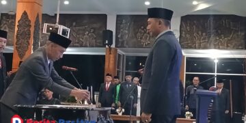 Bupati Pacitan Indrata Nur Bayuaji melantik dan mengambil sumpah/janji pejabat Jabatan Tinggi Pratama, Administrator, dan Pengawas di lingkungan Pemerintah Kabupaten Pacitan, Kamis (15/1/2026). (Foto : Sunardi Berita Pacitan).