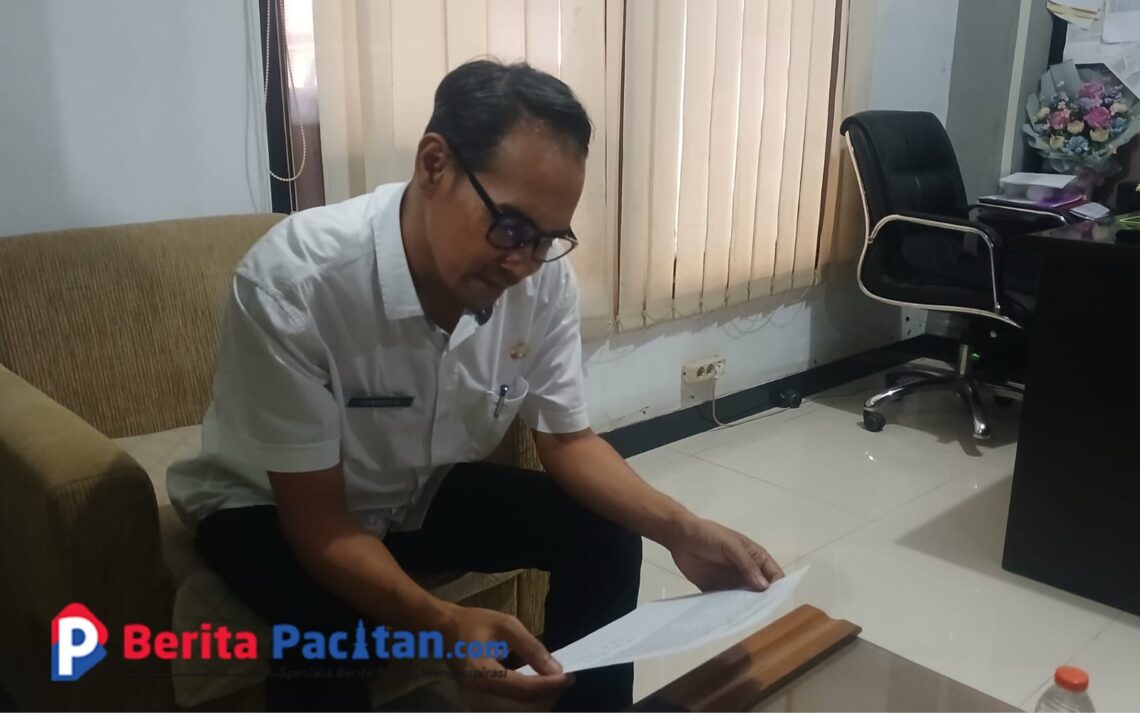Kepala Bidang Pajak Daerah Kabupaten Pacitan, Hendro Harmoko, saat memperlihatkan data realisasi Pajak Bumi dan Bangunan. (Foto: Sunardi/Beritapacitan.com)