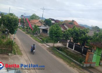 Kepala Bidang Pajak Daerah Kabupaten Pacitan, Hendro Harmoko, saat menyampaikan keterangan terkait realisasi Pajak Bumi dan Bangunan pada awal tahun 2026, Selasa, 21 Januari 2026. (Foto: Sunardi/Beritapacitan.com)