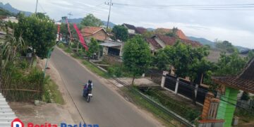 Kepala Bidang Pajak Daerah Kabupaten Pacitan, Hendro Harmoko, saat menyampaikan keterangan terkait realisasi Pajak Bumi dan Bangunan pada awal tahun 2026, Selasa, 21 Januari 2026. (Foto: Sunardi/Beritapacitan.com)