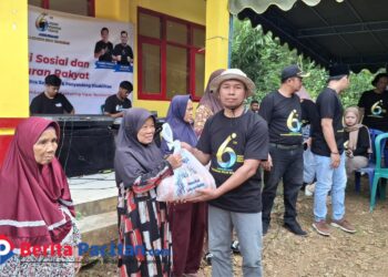 Pengurus Kalikuning Sigap Bersinergi (KSB) menyerahkan paket sembako kepada warga dalam rangka peringatan HUT ke-6 KSB di Desa Kalikuning, Kabupaten Pacitan, Minggu (25/1/2025).