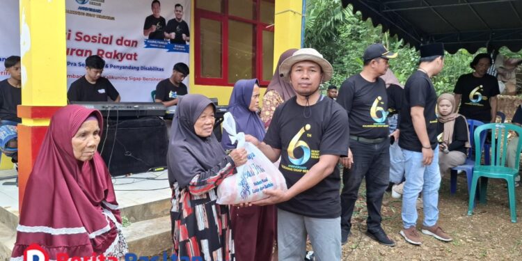 Pengurus Kalikuning Sigap Bersinergi (KSB) menyerahkan paket sembako kepada warga dalam rangka peringatan HUT ke-6 KSB di Desa Kalikuning, Kabupaten Pacitan, Minggu (25/1/2025).