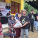 Pengurus Kalikuning Sigap Bersinergi (KSB) menyerahkan paket sembako kepada warga dalam rangka peringatan HUT ke-6 KSB di Desa Kalikuning, Kabupaten Pacitan, Minggu (25/1/2025).