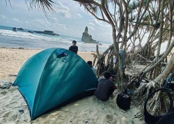 Suasana camping di Pantai Buyutan Pacitan yang semakin diminati wisatawan. (Foto: Instagram @_hrnndoo)