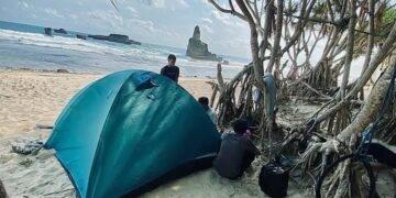 Suasana camping di Pantai Buyutan Pacitan yang semakin diminati wisatawan. (Foto: Instagram @_hrnndoo)