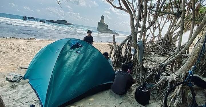 Suasana camping di Pantai Buyutan Pacitan yang semakin diminati wisatawan. (Foto: Instagram @_hrnndoo)