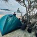 Suasana camping di Pantai Buyutan Pacitan yang semakin diminati wisatawan. (Foto: Instagram @_hrnndoo)