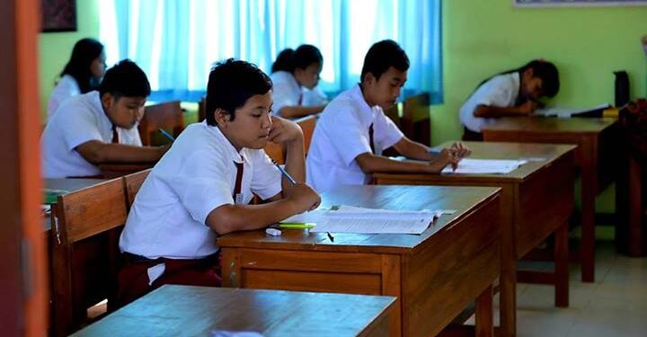 Ilustrasi siswa SD di Pacitan tampak antusias mengerjakan soal US. (Foto : Doc. Info Pacitan)