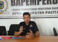 Anggota DPRD Kabupaten Pacitan, Bagus Surya Pratikna, saat memberikan keterangan terkait pelaksanaan Pilkades serentak tahun 2026. (Foto : Sunardi/ Beritapacitan.com)