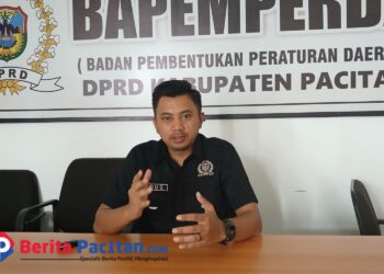 Anggota DPRD Kabupaten Pacitan, Bagus Surya Pratikna, saat memberikan keterangan terkait pelaksanaan Pilkades serentak tahun 2026. (Foto : Sunardi/ Beritapacitan.com)