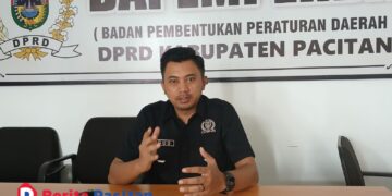 Anggota DPRD Kabupaten Pacitan, Bagus Surya Pratikna, saat memberikan keterangan terkait pelaksanaan Pilkades serentak tahun 2026. (Foto : Sunardi/ Beritapacitan.com)