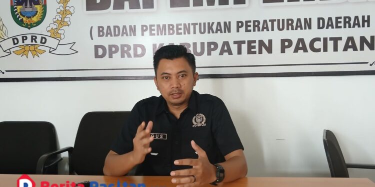 Anggota DPRD Kabupaten Pacitan, Bagus Surya Pratikna, saat memberikan keterangan terkait pelaksanaan Pilkades serentak tahun 2026. (Foto : Sunardi/ Beritapacitan.com)