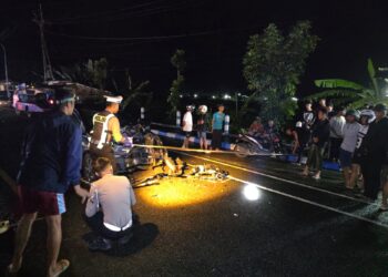 Petugas Satlantas Polres Pacitan melakukan olah tempat kejadian perkara (TKP) usai kecelakaan adu banteng di Jalur Lintas Selatan (JLS) Pacitan, Rabu malam (18/2/2026). (Foto : Istimewa for Beritapacitan.com).