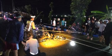 Petugas Satlantas Polres Pacitan melakukan olah tempat kejadian perkara (TKP) usai kecelakaan adu banteng di Jalur Lintas Selatan (JLS) Pacitan, Rabu malam (18/2/2026). (Foto : Istimewa for Beritapacitan.com).