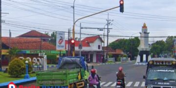 Aktivitas lalu lintas di pusat Kota Pacitan terpantau ramai. Sejumlah titik persimpangan yang telah terpasang perangkat ETLE statis masih menunggu proses pengaktifan. Satlantas Polres Pacitan saat ini mengoptimalkan mobil incar (ETLE mobile) untuk meningkatkan penindakan pelanggaran secara elektronik di wilayah hukum Pacitan. (Foto: Sunadi Berita Pacitan).