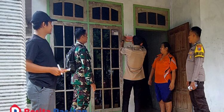 Pemasangan stiker ini sebagai bagian dari pendataan dan validasi penerima bantuan sosial agar tepat sasaran serta meningkatkan transparansi program kesejahteraan masyarakat. (Foto : Sunardi Berita Pacitan).