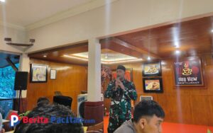 Dandim 0801/Pacitan Letkol Arh Imam Musahirul memberikan sambutan dalam kegiatan buka puasa bersama media dan LSM di Parai Beach Resort Teleng Ria Pacitan, Minggu (1/2/2026). (Foto: Sunardi/beritapacitan.com)